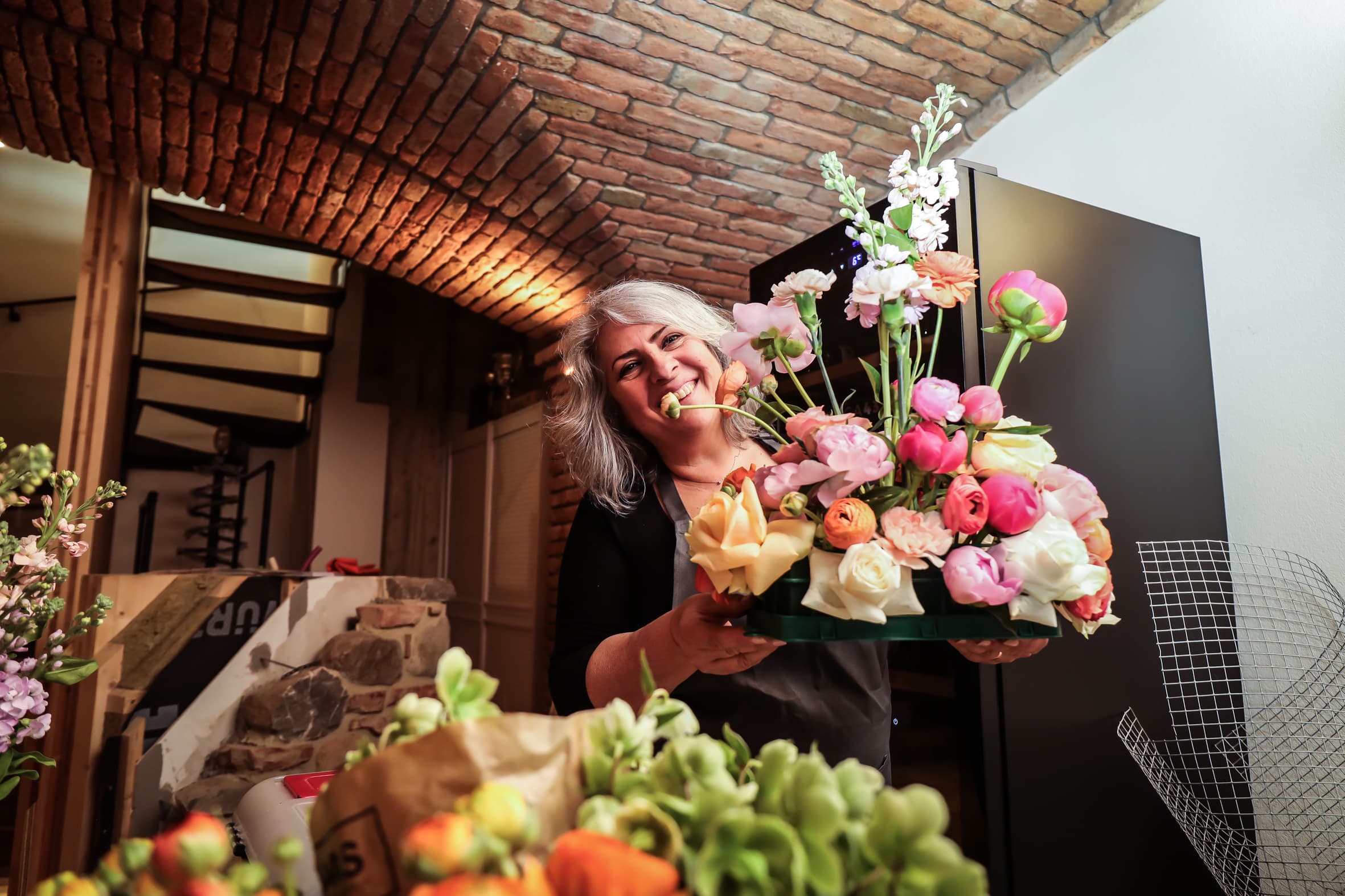 Ornella con composizione floreale